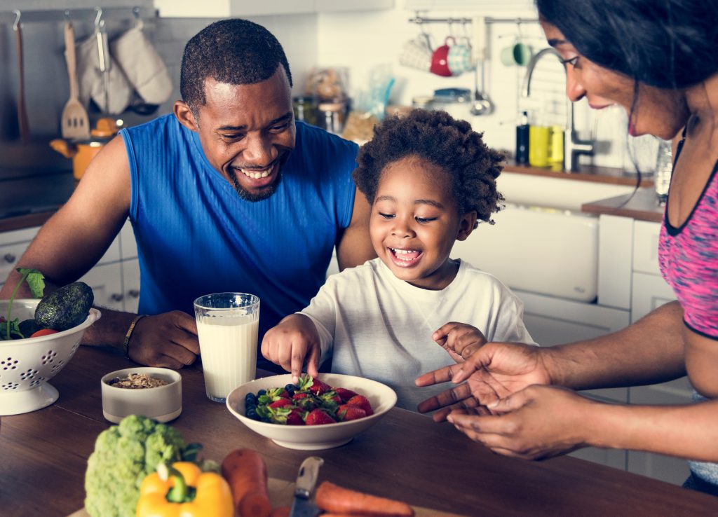 Estudante de Nutrição da UniFTC realiza orientação gratuita sobre alimentação infantil