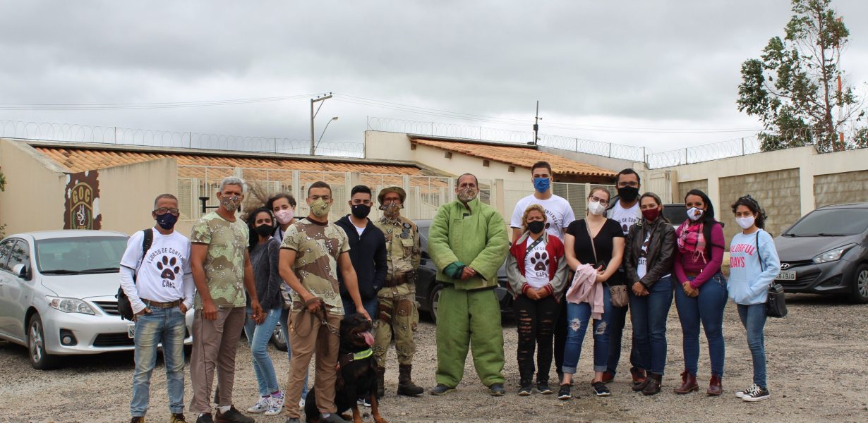 Estudantes da UniFTC aprendem técnicas de contenção animal durante treinamento com militares da CIPE Sudoeste