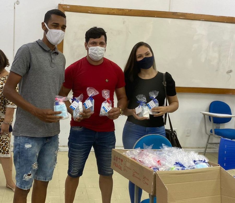 Estudantes de Administração da UniFTC Itabuna realizam doações de kits de proteção contra Covid para merendeiras