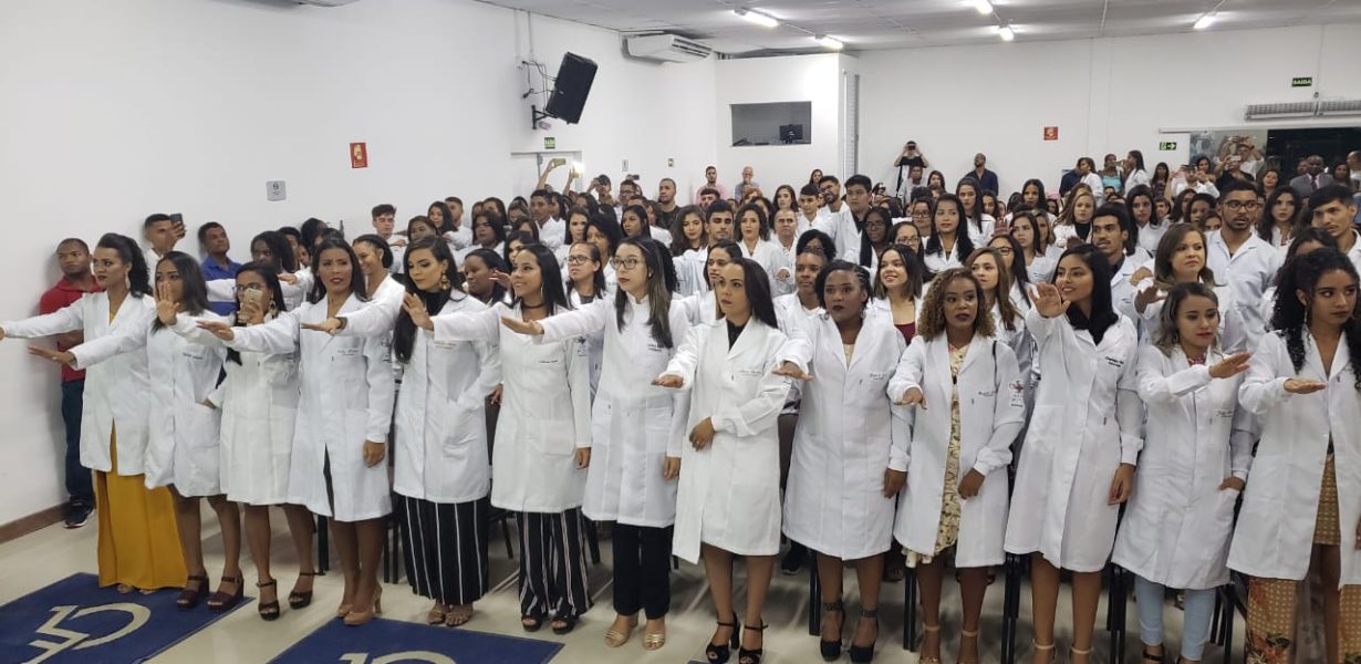 Em cerimônia simbólica, estudantes da área de Saúde recebem seus jalecos