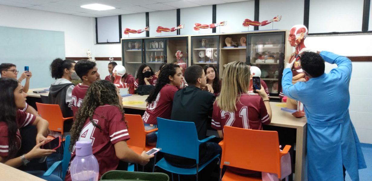 Estudantes do Colégio Resgate vivem a experiência da graduação na UniFTC de Feira de Santana