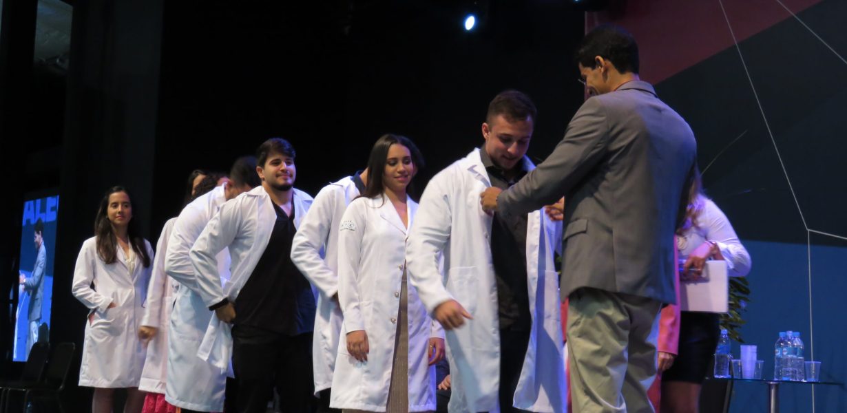 Cerimônia do Jaleco recepciona os novos estudantes de Medicina da UniFTC