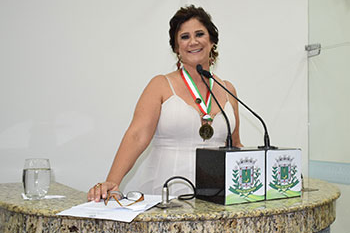 Professora de Enfermagem é homenageada com comenda na Câmara Municipal