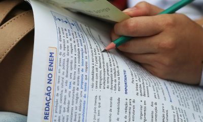 Oficina gratuita de redação prepara estudantes em Salvador