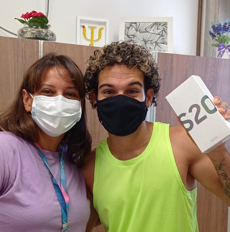 Estudante de Educação Física recebe prêmio de melhor nota na entrega do caderno do Enade 2021