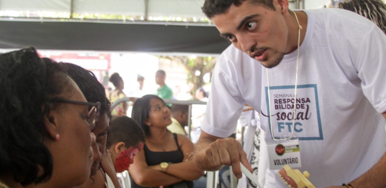 Estudantes e professores da FTC participam de ação social em comunidade de Salvador