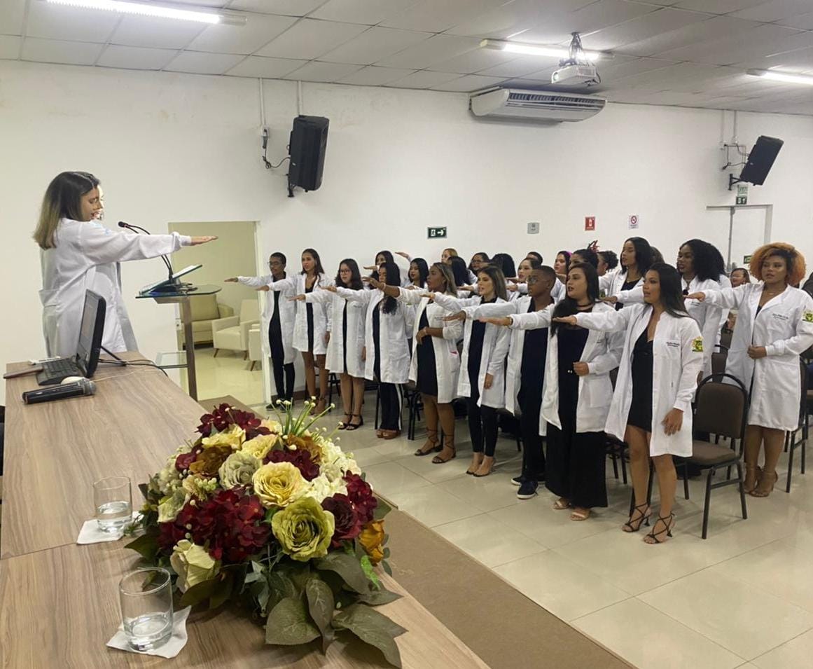 Calouros do curso de Enfermagem da UniFTC participam da Cerimônia de Entrega do Jaleco