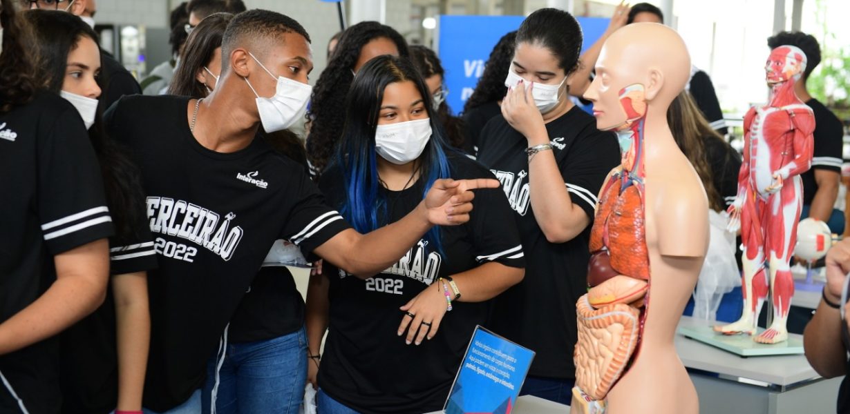 Jovens vivenciam o mundo das profissões no Movimenta UniFTC, em Feira de Santana