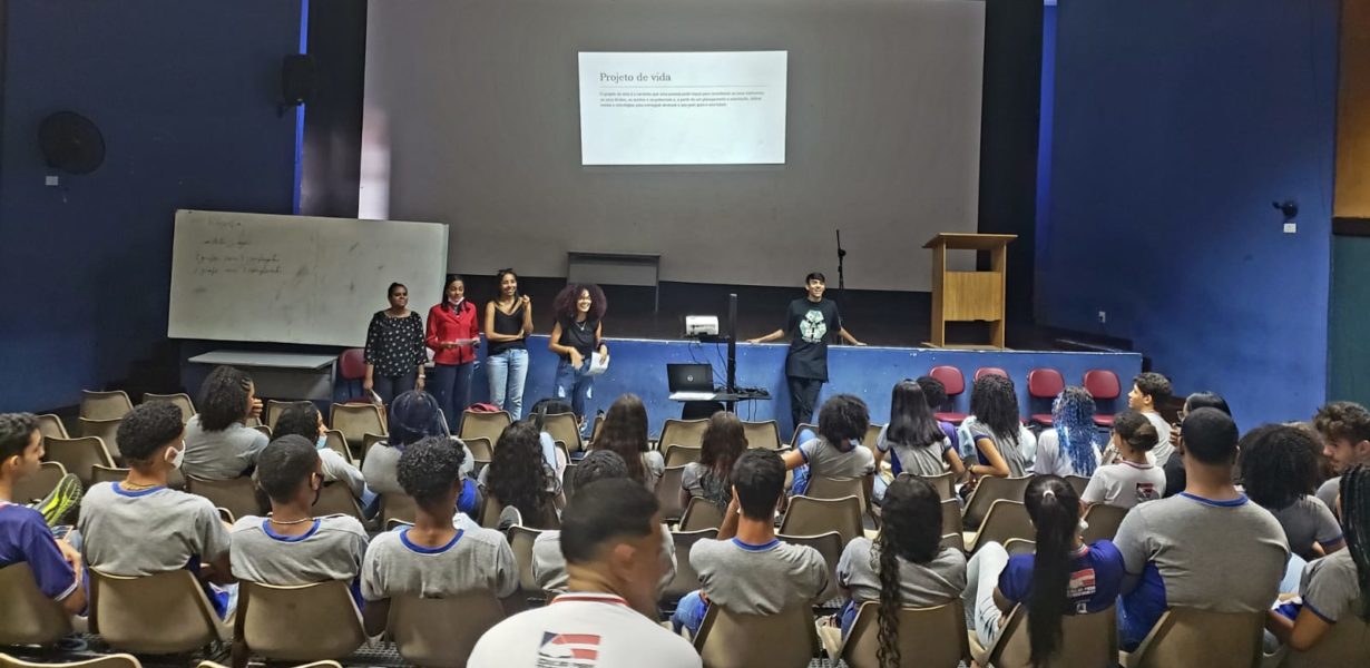 Alunos do ensino médio aprendem a planejar a carreira com acadêmicos da UniFTC, em Feira de Santana