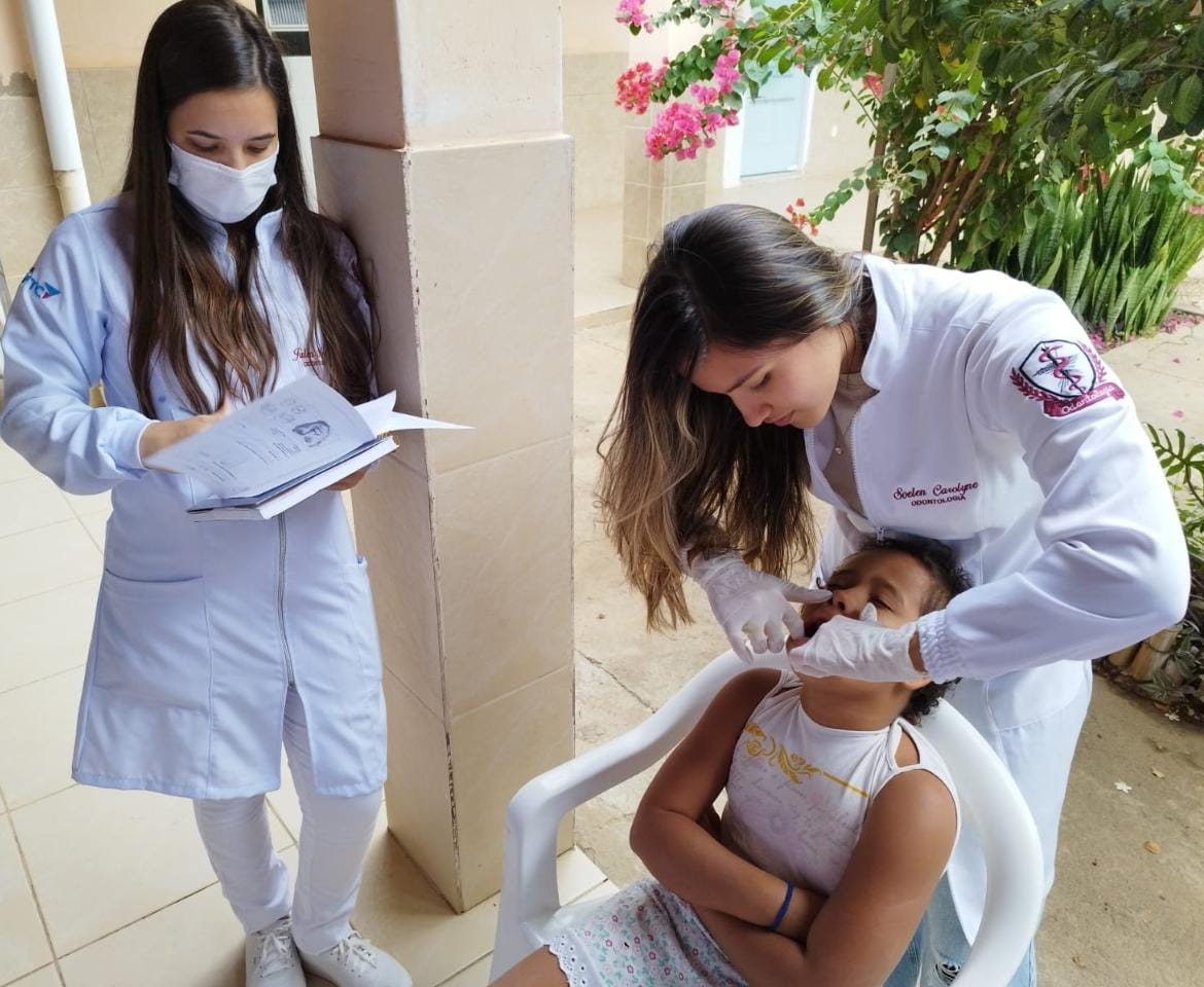 Alunos da UniFTC transformam a vida de crianças com ação de saúde bucal em Juazeiro