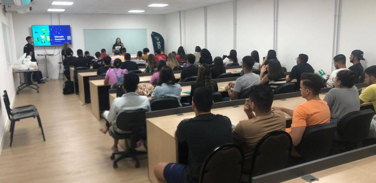 UniFTC e Sicoob promovem palestra sobre educação financeira para os alunos