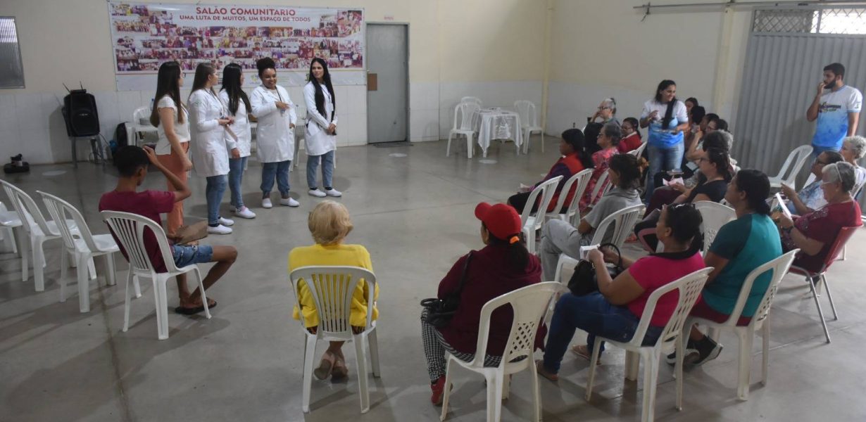 Alunos da UniFTC realizam serviços gratuitos e palestra sobre saúde intestinal