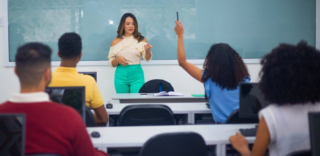 Renda e empregabilidade crescem com diploma: UniFTC reforça que fazer uma faculdade ainda é uma das escolhas mais eficazes para mudar de vida