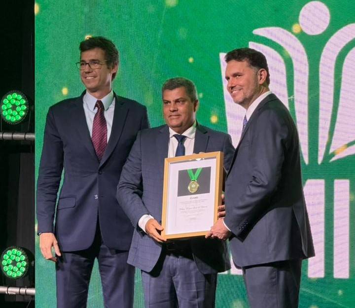 Presidente da Rede UniFTC/UNEX é homenageado com a Medalha do Mérito Educacional AMIES 2025