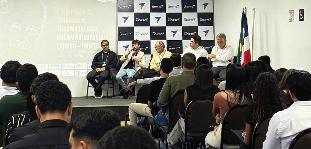 1º Simpósio de Cirurgia e Traumatologia Bucomaxilofacial da UniFTC Salvador homenageia pioneiro da especialidade na Bahia